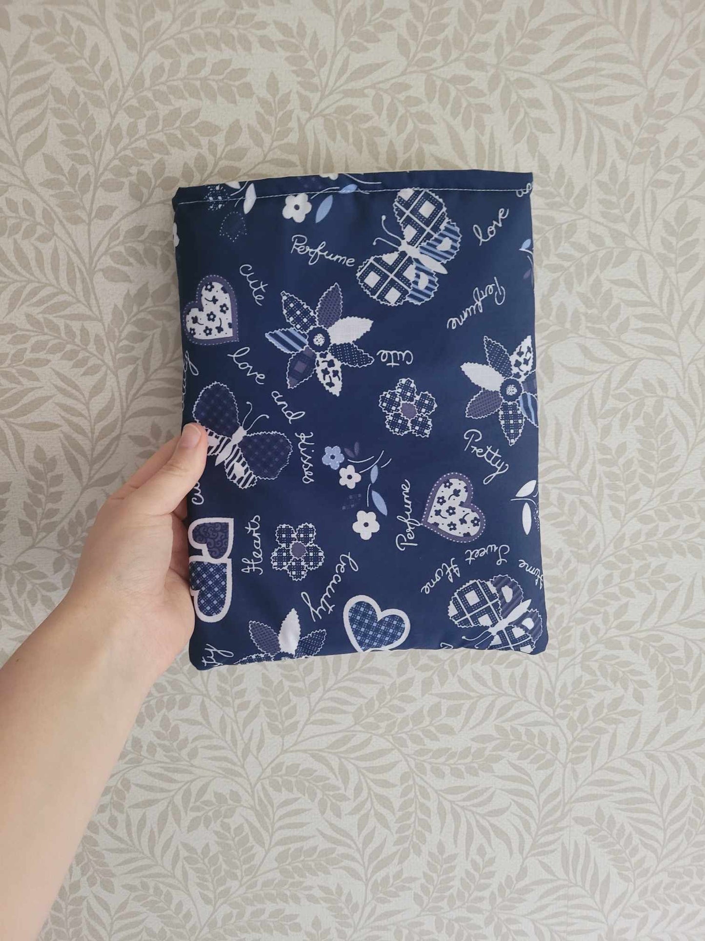 Love & kisses blue print Book sleeve