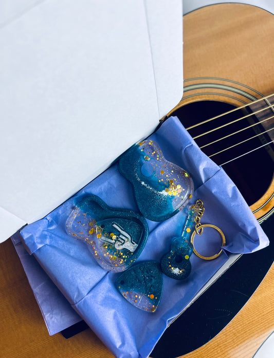 Plectrum & case with guitar keyring